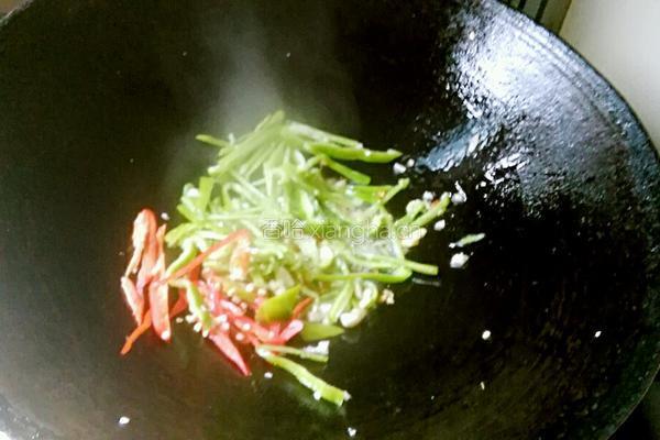 双椒炒绿豆芽的做法图解7