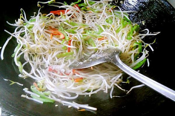 双椒炒绿豆芽的做法图解9