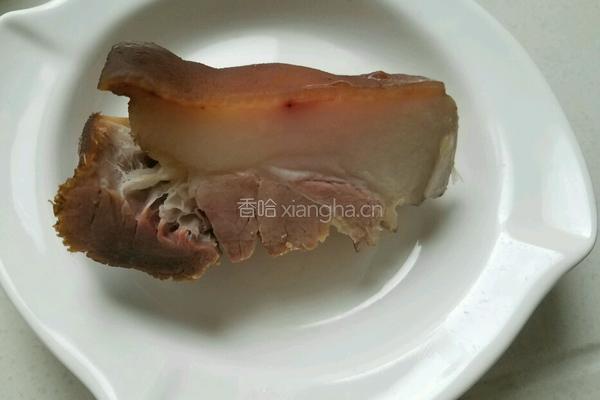 卷心菜炒腊肉的做法图解1