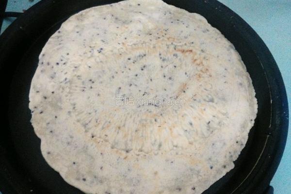 鸡蛋饼卷火腿肠的做法图解7