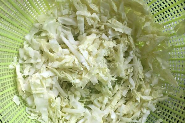 卷心菜炒粉丝的做法图解3