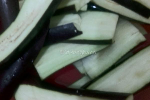 煎烧烤味茄子的做法图解1