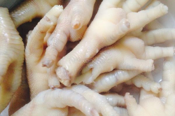 药膳凤爪的做法图解1