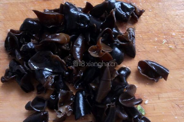 彩椒木耳炒肉片的做法图解3
