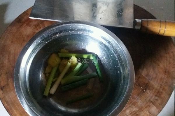 丝瓜肉片汤和酱油辣蒜碟的做法图解2