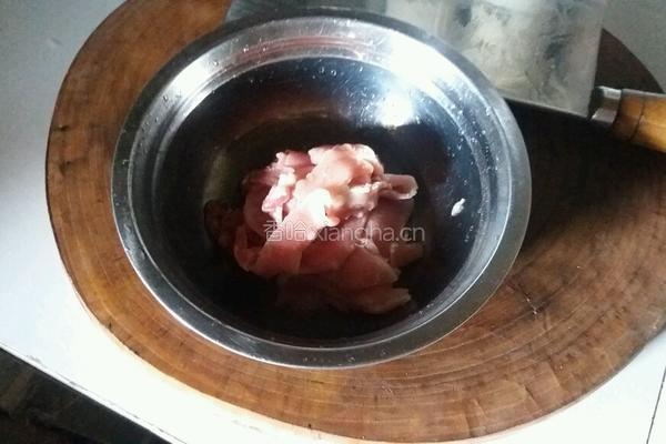 丝瓜肉片汤和酱油辣蒜碟的做法图解3