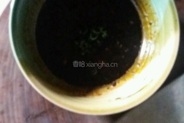 丝瓜肉片汤和酱油辣蒜碟的做法图解11