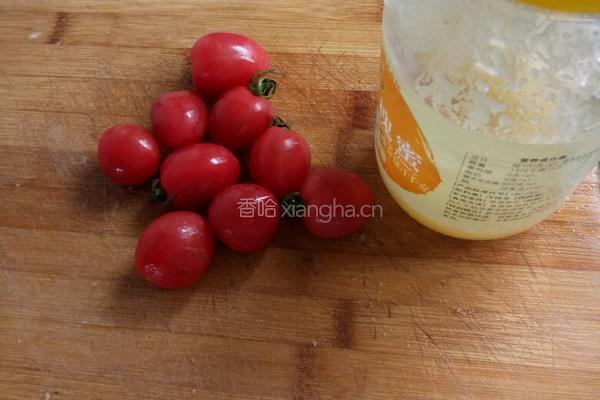 圣女果蜂蜜糖水的做法图解1