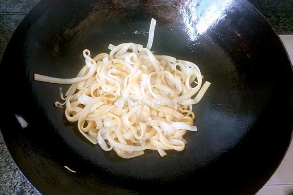 绿豆芽炒河粉的做法图解6