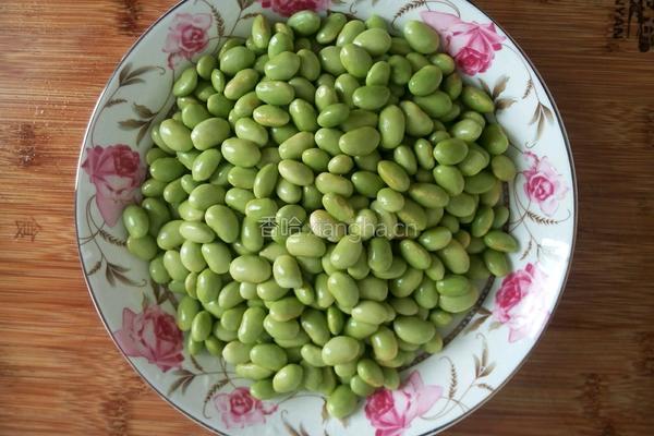 彩椒炒毛豆丁的做法图解1