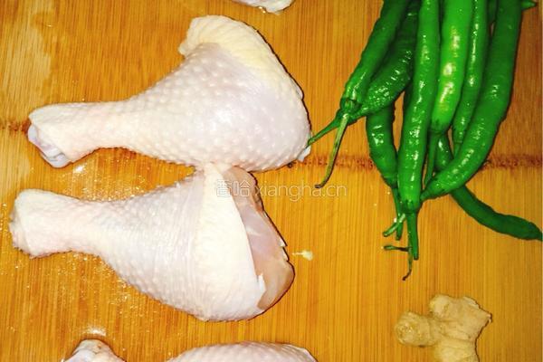尖椒鸡腿肉的做法图解1