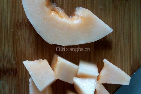 哈密瓜果蔬酸奶沙拉的做法图解5