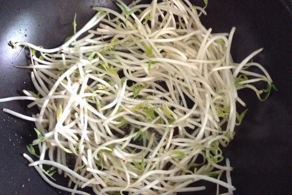 绿豆芽炒韭菜的做法图解3