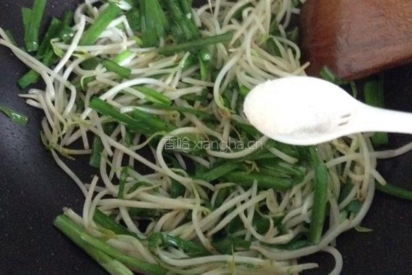 绿豆芽炒韭菜的做法图解5