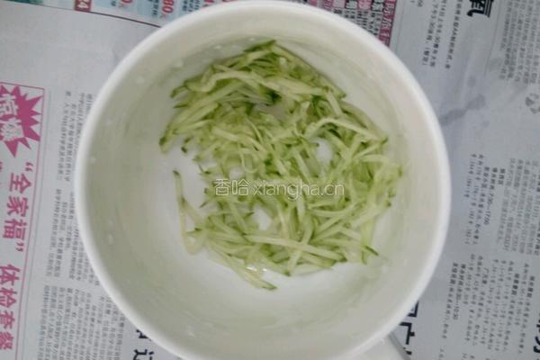 卷心菜拌冷面的做法图解1