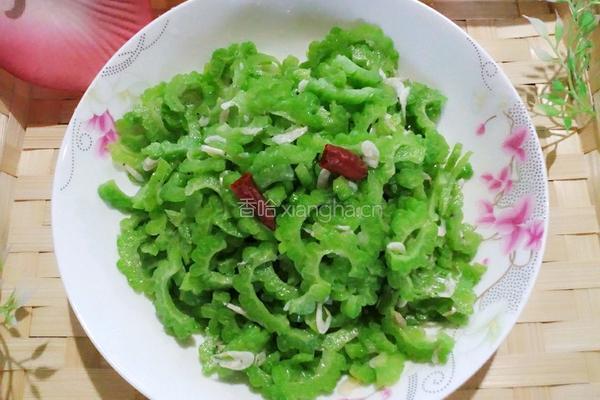 虾皮拌苦瓜的做法图解4