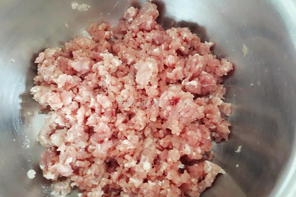 开口烧麦～胡萝卜木耳鲜肉馅的做法图解2