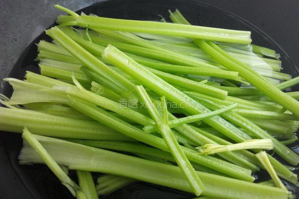 松软龙利鱼芹菜包子的做法图解3