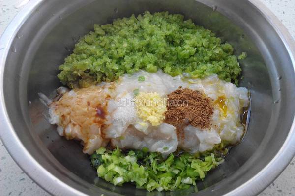 松软龙利鱼芹菜包子的做法图解5