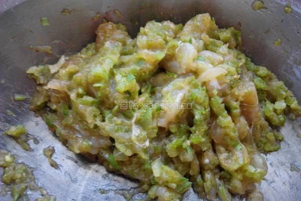 绿面的龙利鱼芹菜饺子的做法图解2