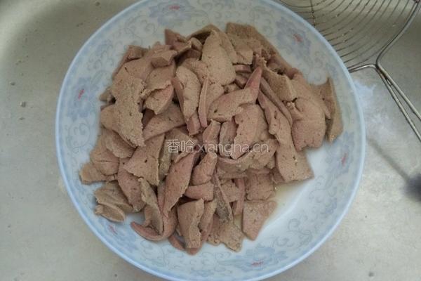 猪肝炒青椒的做法图解2