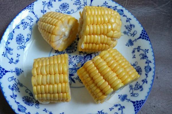 萝卜玉米骨头汤的做法图解2