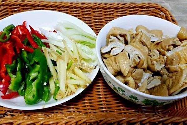 圣女果搭炒肥肠的做法图解2