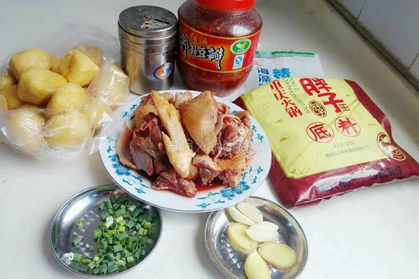 油豆腐烧鸡公的做法图解1