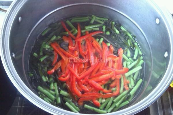 凉拌红椒豇豆海带丝的做法图解4