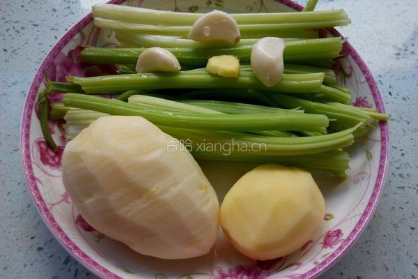 素炒芹菜土豆丝的做法图解1