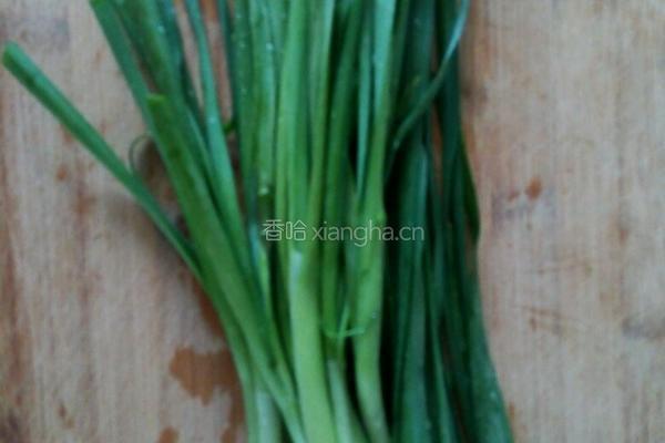 绿豆芽炒韭菜的做法图解2