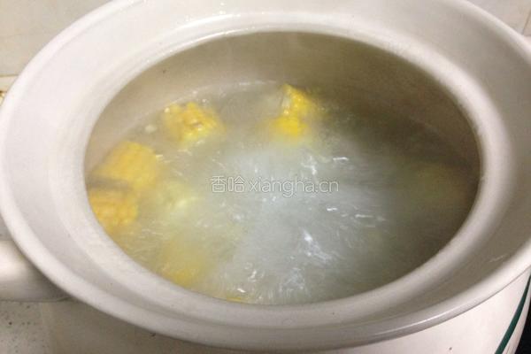 青木瓜玉米排骨汤的做法图解2