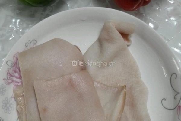 彩椒炒猪皮的做法图解1