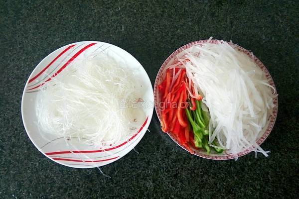 白萝卜炒粉丝的做法图解2