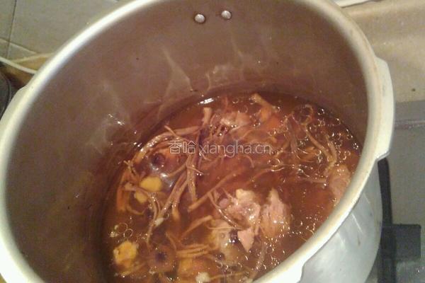 茶树菇肉骨头汤的做法图解3