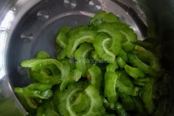 蚝油苦瓜的做法图解1