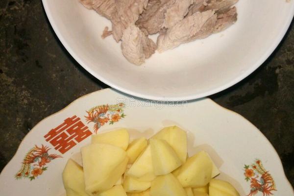 土豆烧肉的做法图解1