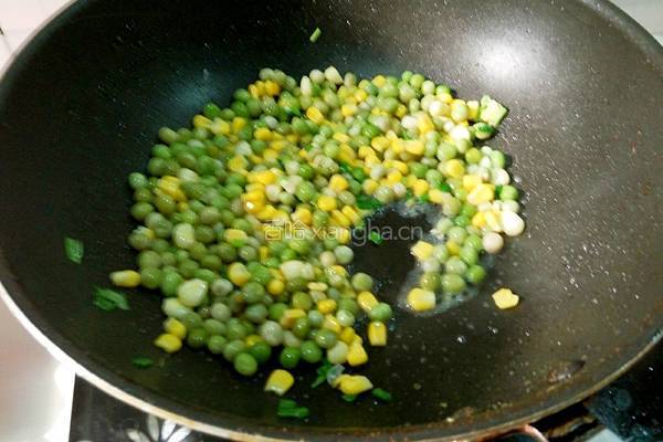 圣女果炒青豆的做法图解5