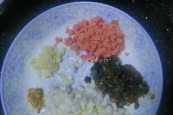 皮蛋瘦肉火腿鸡蛋粥的做法图解1
