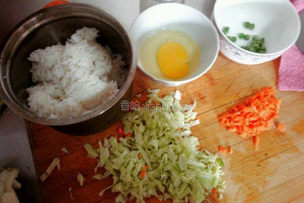 卷心菜炒饭的做法图解1
