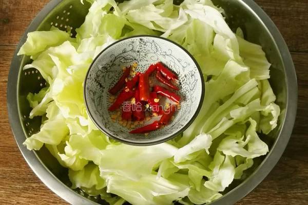 手撕卷心菜炒猪油渣的做法图解2