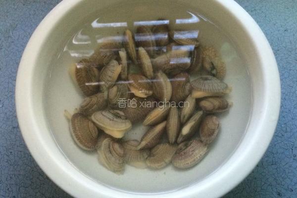 彩椒炒花甲的做法图解1