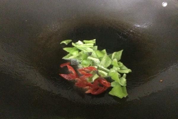 彩椒炒花甲的做法图解7