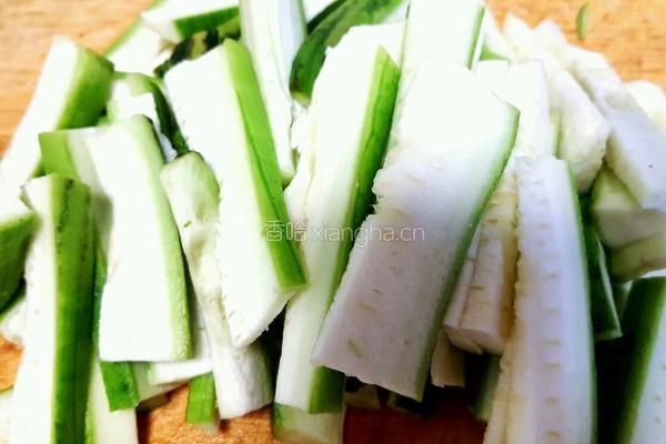 圣女果炒丝瓜的做法图解2