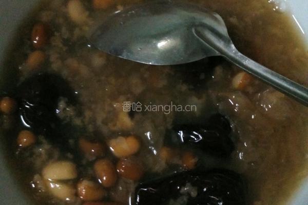 银耳莲子枸杞粥的做法图解4
