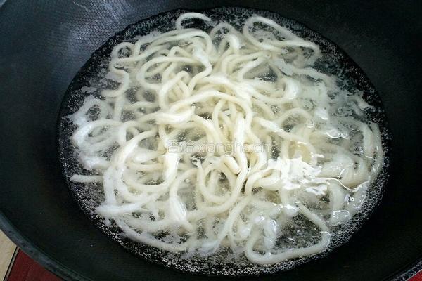 彩椒培根炒乌冬面的做法图解3