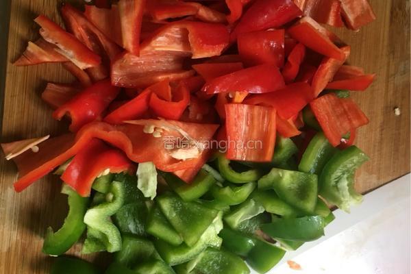 彩椒海鲜菇炒鸡蛋的做法图解2