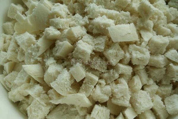 鸡蛋炒馒头丁的做法图解3