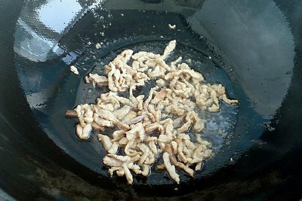 肉丝卷心菜炒面的做法图解3