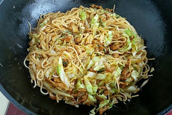 肉丝卷心菜炒面的做法图解6